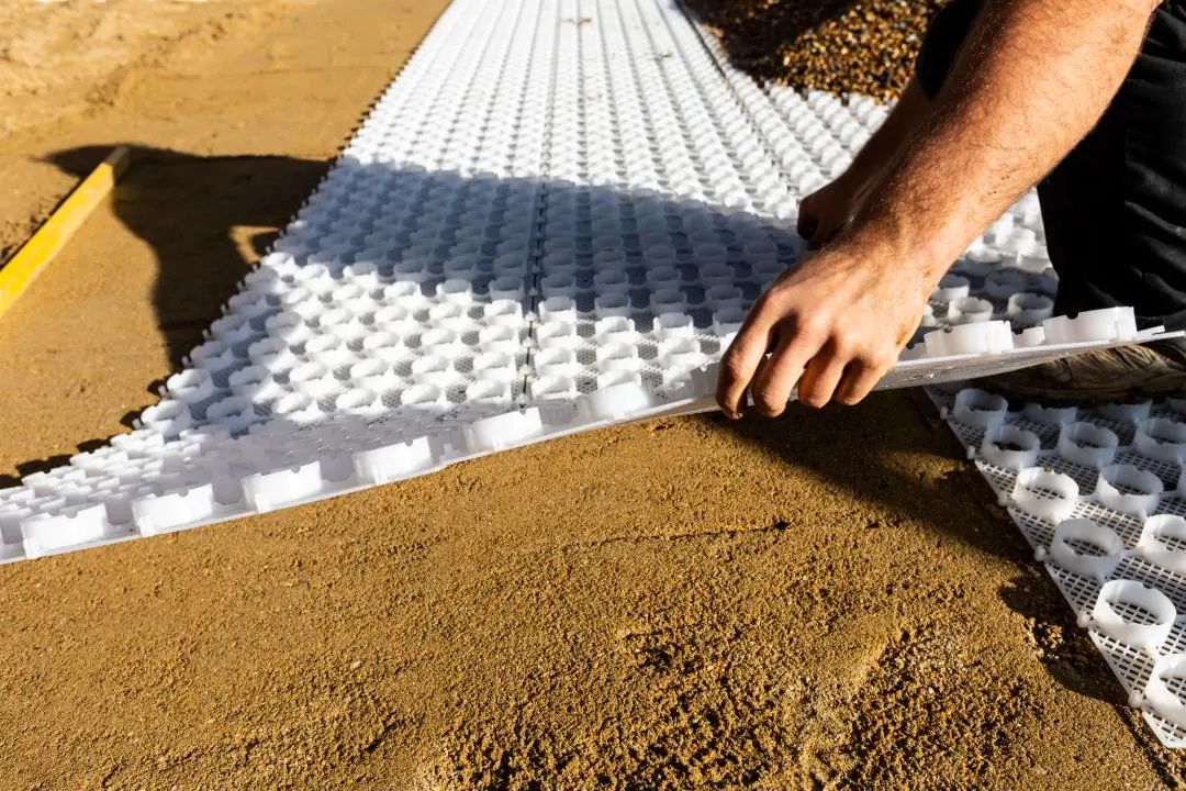 Stable Gravel Grids for Neat, Low-Spread Gravel Driveways and Paths